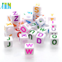 Wholesale branco de volta colorido grânulos do alfabeto letra